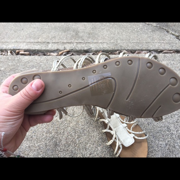 Women's Wanted Light Gold Gladiator Sandals 9M NEW - Picture 5 of 6